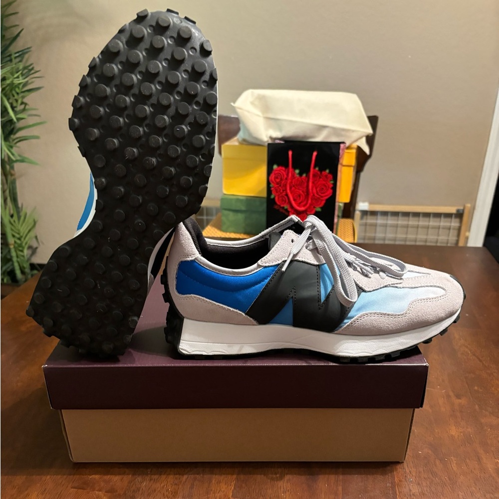 New balance size 10 men worn once only. Replacement box.